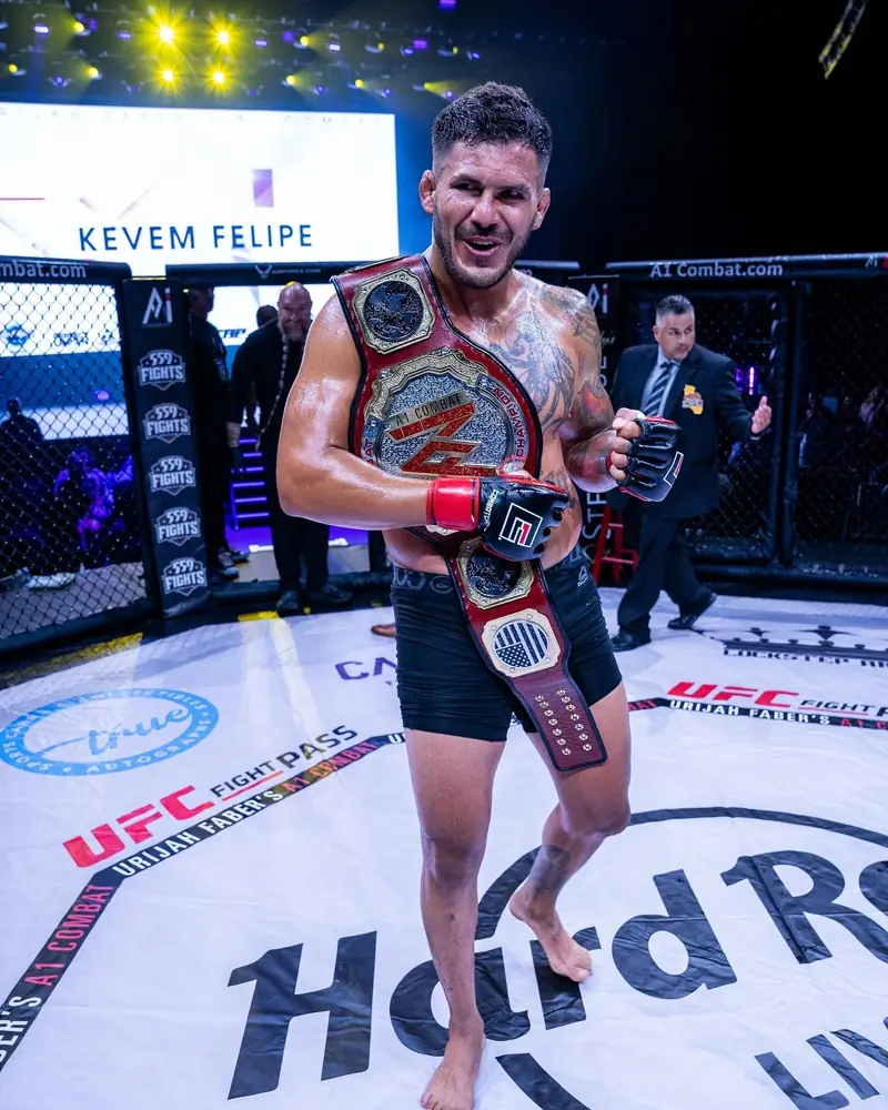 Kevem com o cinturão do A1 Combat no cage da Hard Rock Live
