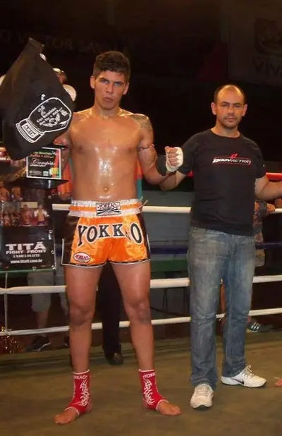Kevem no ringue de muay thai com o técnico, depois da luta