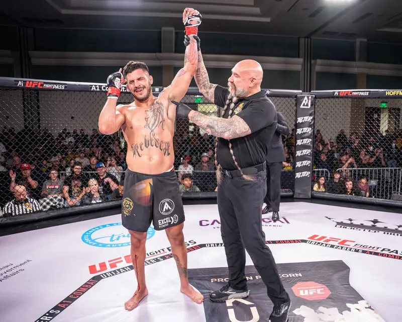 Kevem com o braço erguido pelo árbitro no A1 Combat
