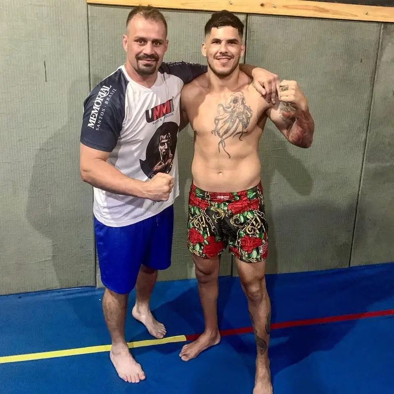 Kevem com um amigo no tatame, depois do treino