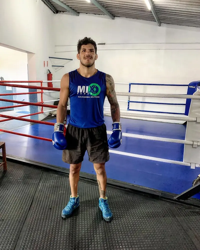 Kevem de luvas no ringue de treino
