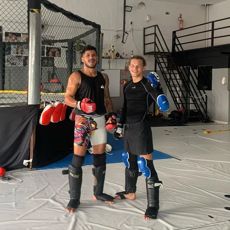 Kevem e um parceiro de caneleiras, antes do treino de muay thai