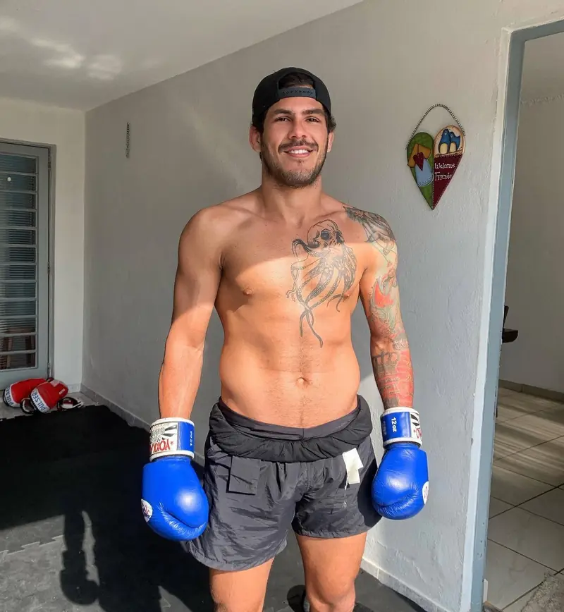 Kevem de luvas azuis, sorrindo depois do treino