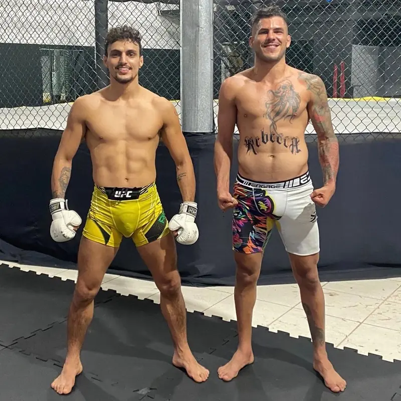 Kevem e um lutador lado a lado no cage de treino