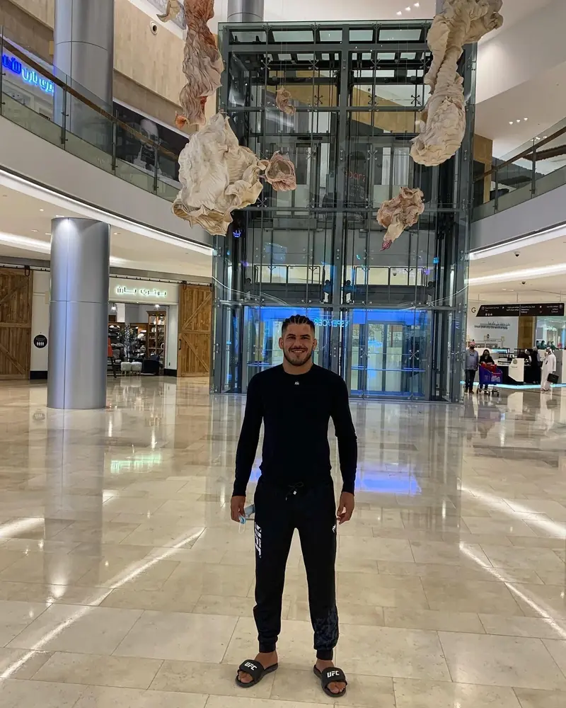 Kevem em viagem, no saguão de um shopping