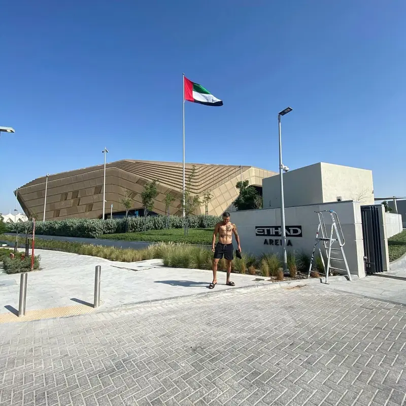 Kevem em frente a uma arena nos Emirados Árabes