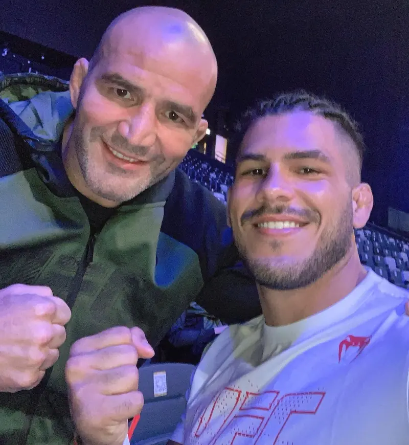 Kevem com Glover Teixeira na arena, antes da luta pelo título