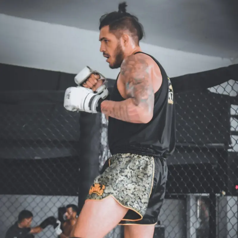Kevem treina socos de regata e calção de muay thai