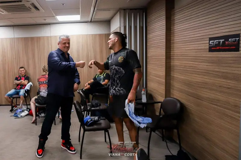Kevem e o técnico no vestiário, antes da luta