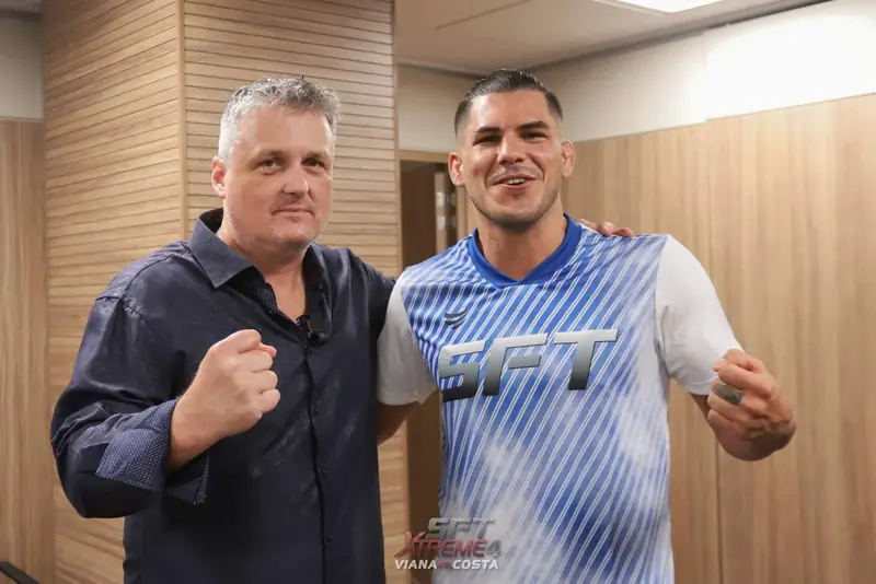 Kevem com um convidado nos bastidores do SFT