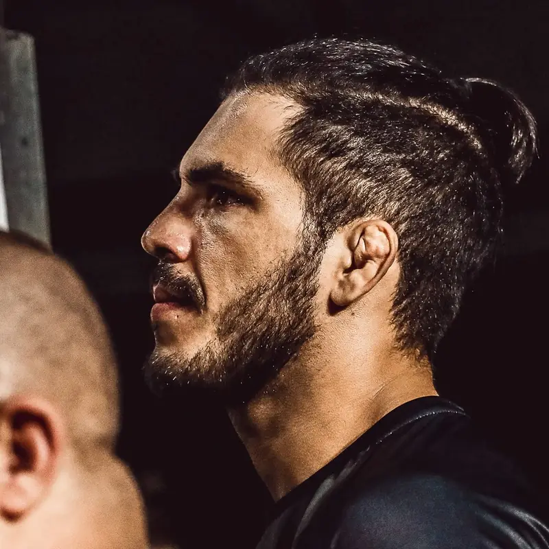 Kevem de perfil, concentrado antes da luta