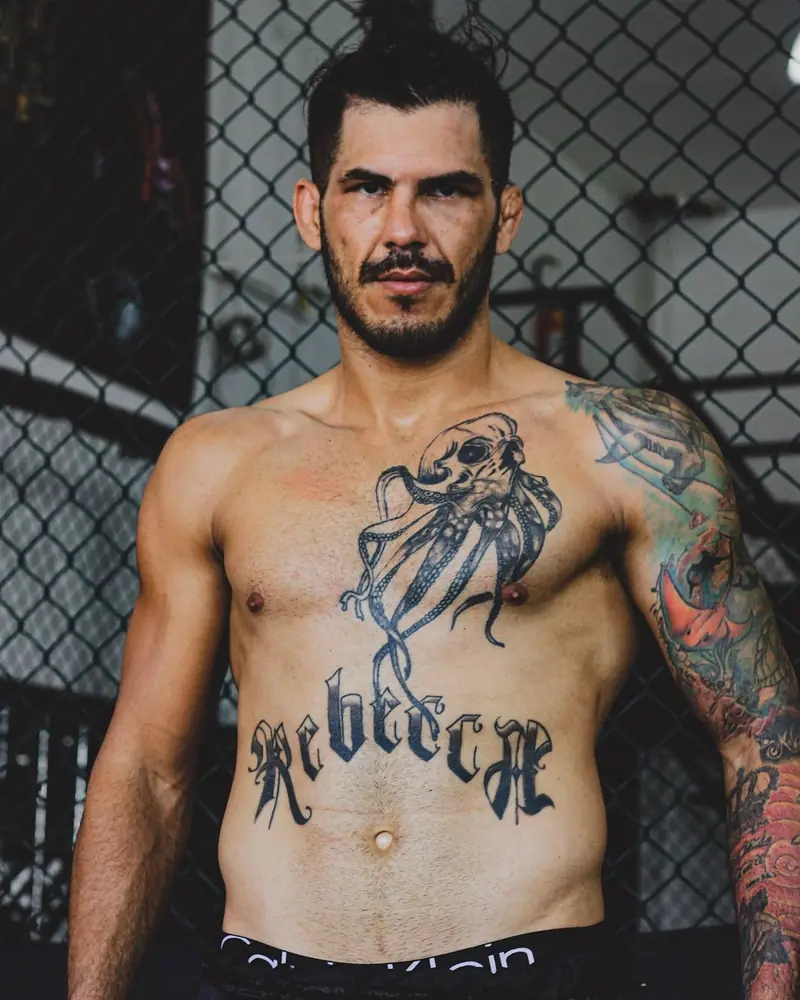 Retrato de Kevem sem camisa no cage