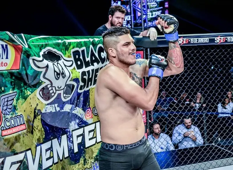 Kevem aquece no cage antes da luta