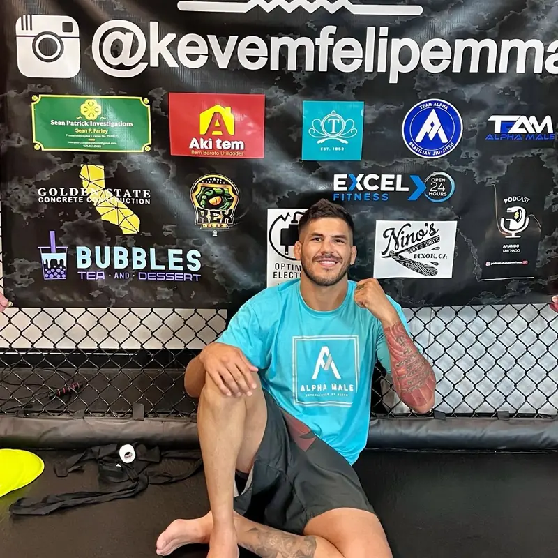 Kevem no cage, em frente ao painel dos patrocinadores