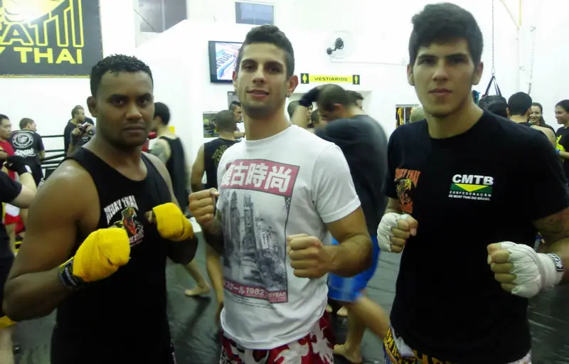 Kevem com amigos numa academia de muay thai