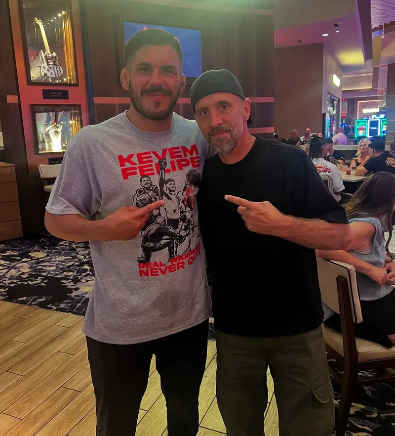 Kevem com um amigo que veste uma camiseta com o seu nome