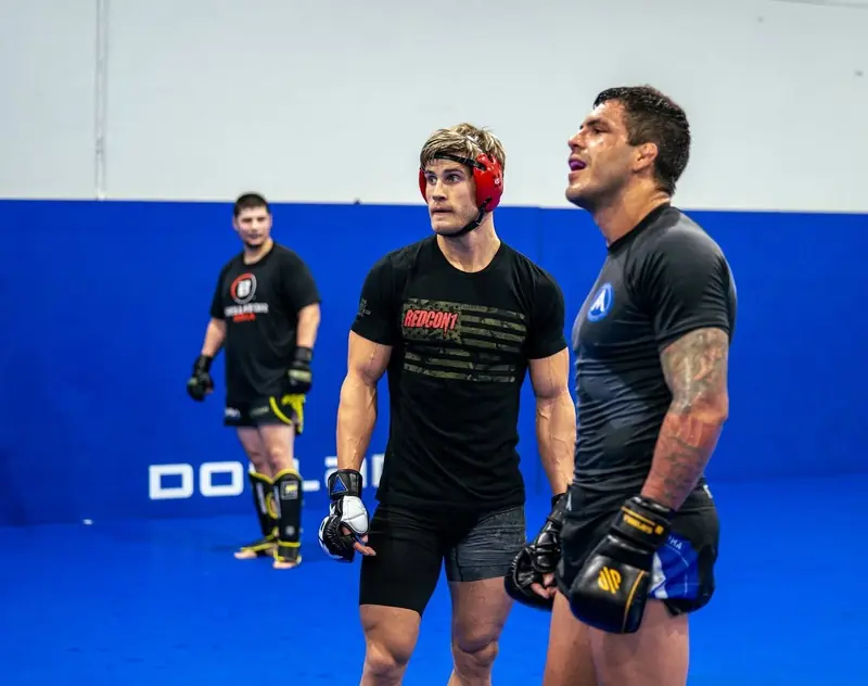 Kevem conversa com um parceiro durante o treino