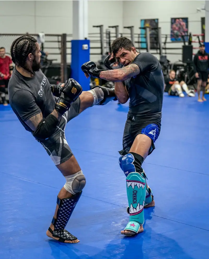 Kevem em sparring, bloqueando um chute