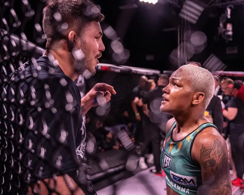 Kevem no córner, orientando uma lutadora no cage