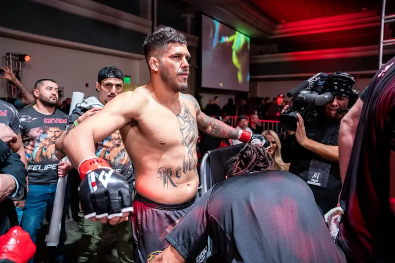 Kevem se prepara no cage antes da luta