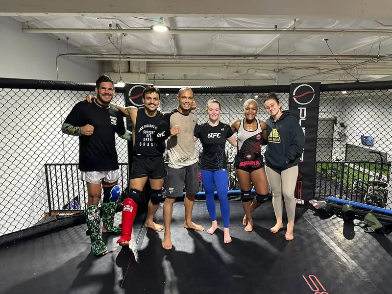 Kevem com a equipe no cage da academia