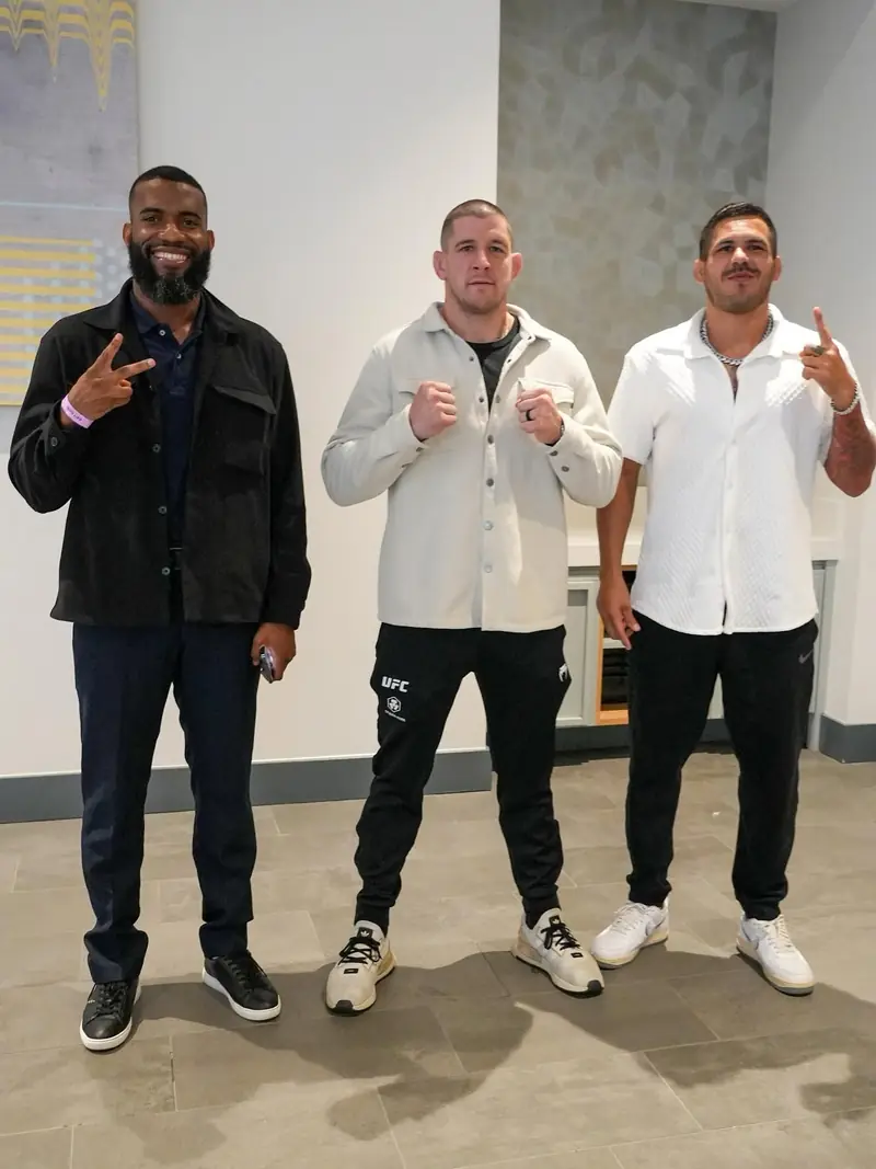 Kevem com dois amigos na academia
