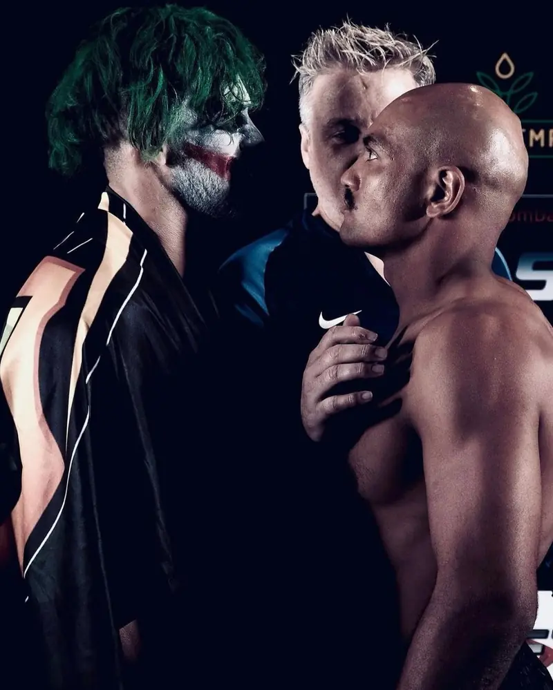 Encarada na pesagem, com o Coringa em cena