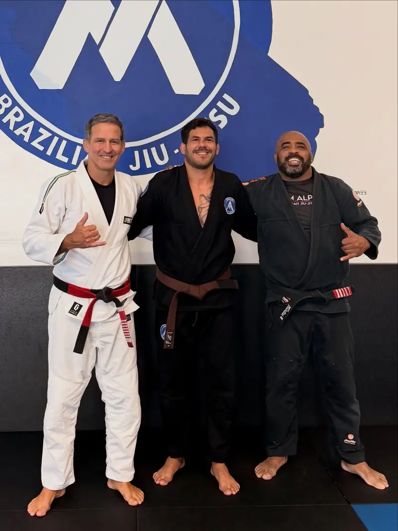 Kevem com mestres de jiu-jitsu na academia