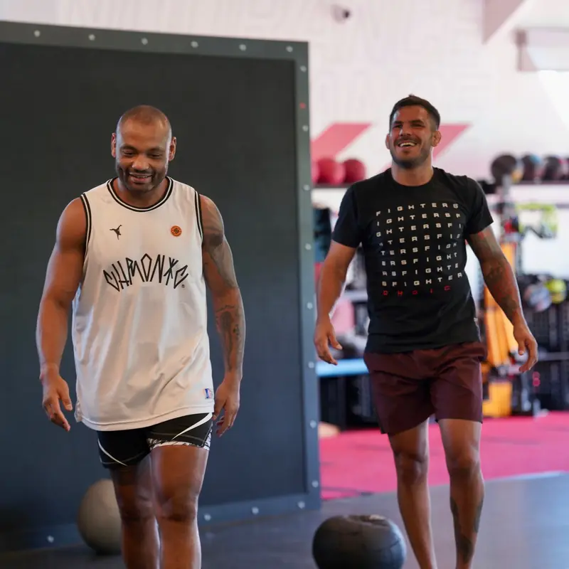 Kevem com um parceiro de treino na academia
