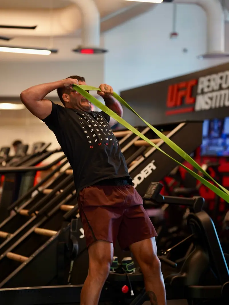 Kevem treina com elástico no UFC Performance Institute