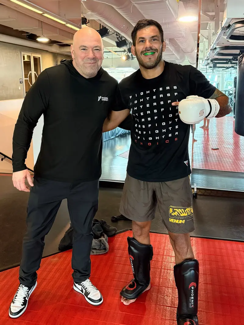 Kevem com um convidado no tatame de treino