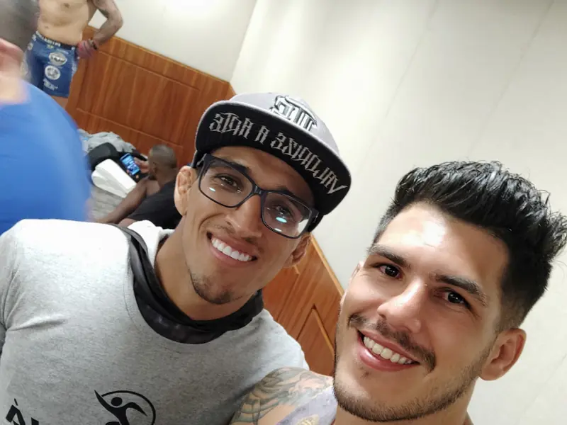 Kevem com Charles do Bronx Oliveira nos bastidores do hotel do UFC em São Paulo
