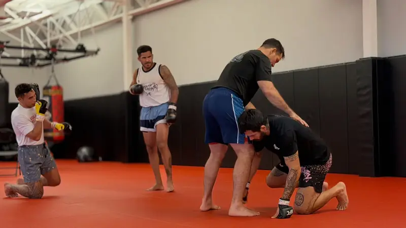 Treino de luta agarrada com a equipe