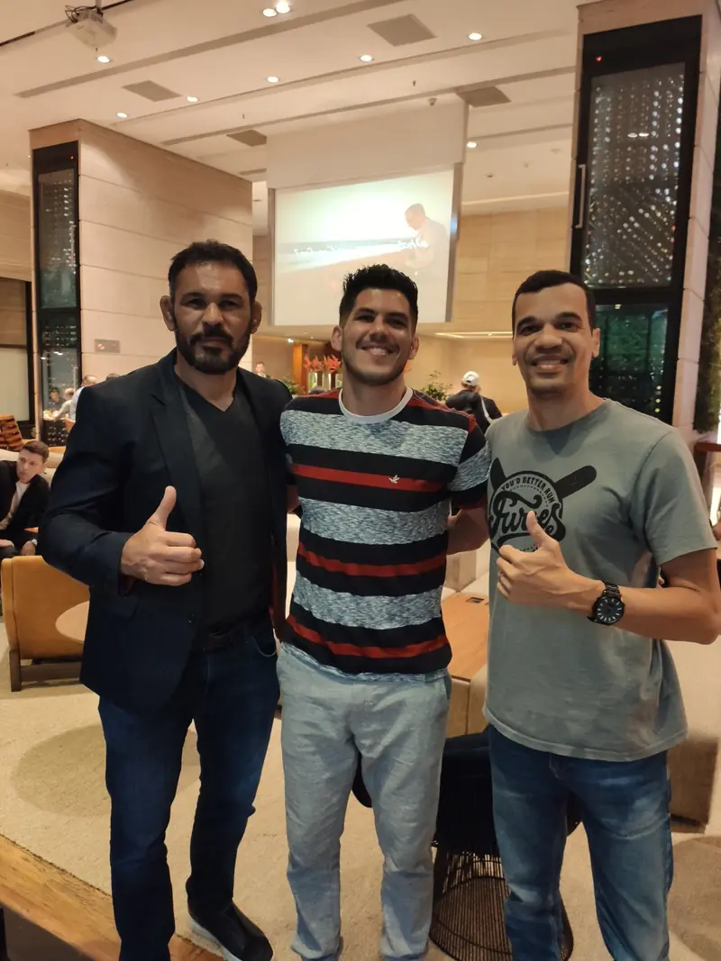 Kevem com dois amigos num hotel