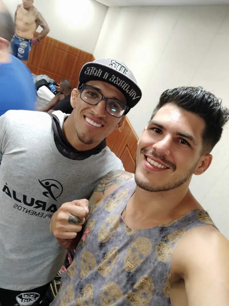 Kevem e um amigo no vestiário