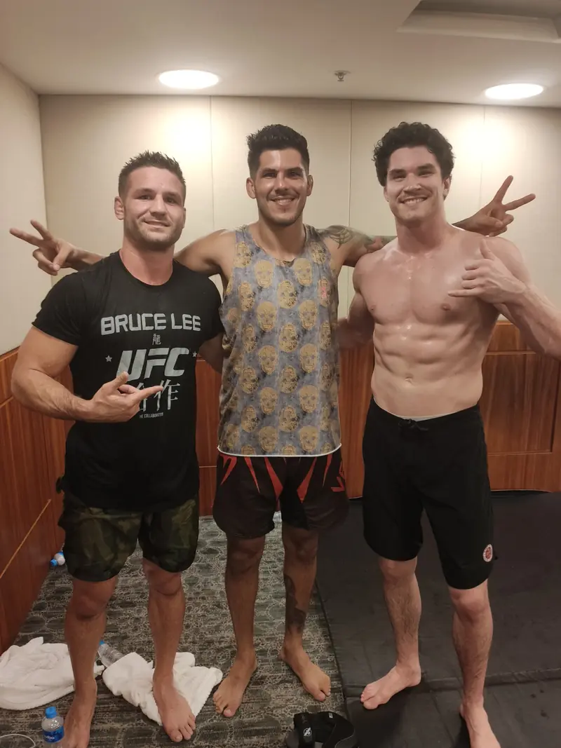 Kevem com dois lutadores nos bastidores