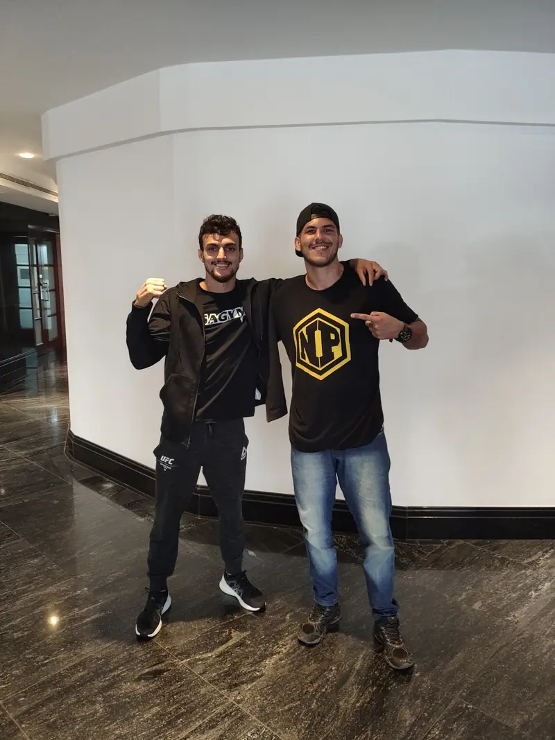 Kevem com um amigo no hotel do evento