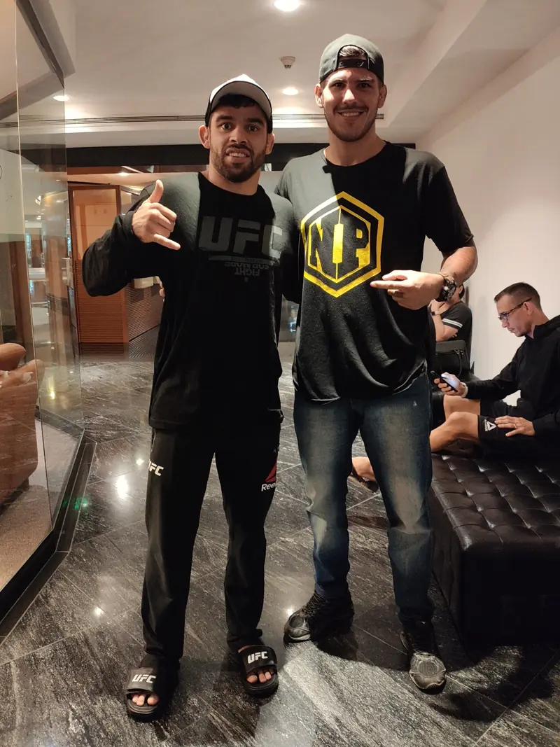 Kevem com amigos no hotel do evento