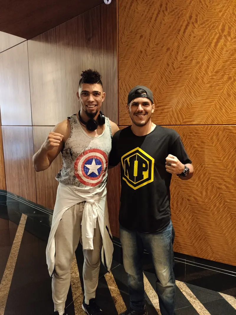 Kevem com um fã fantasiado no hotel do evento