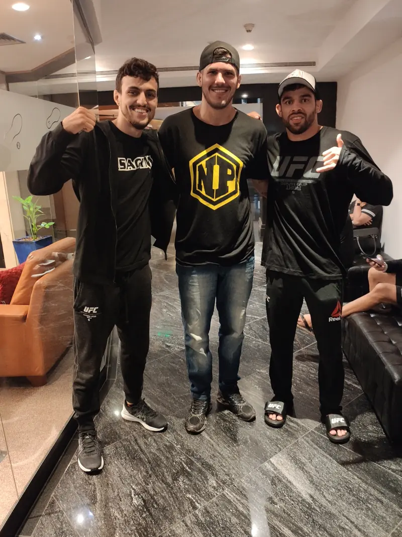 Kevem entre Renan Barão e Ricardo Carcacinha nos bastidores do UFC em São Paulo