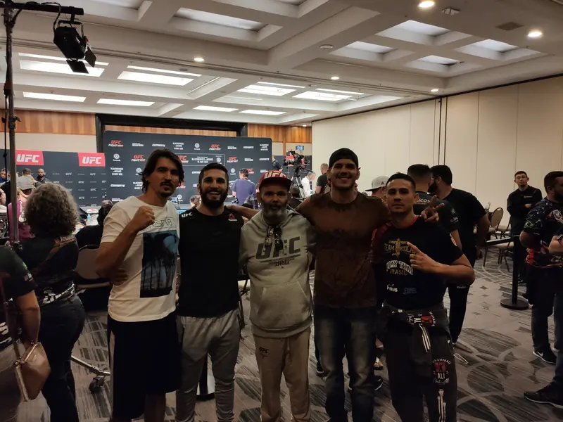 Kevem com amigos nos bastidores de um evento do UFC