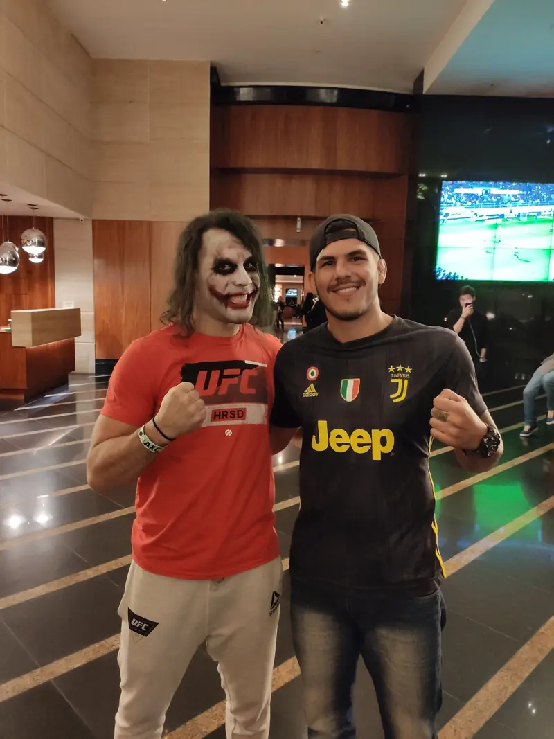Kevem com um fã caracterizado de Coringa