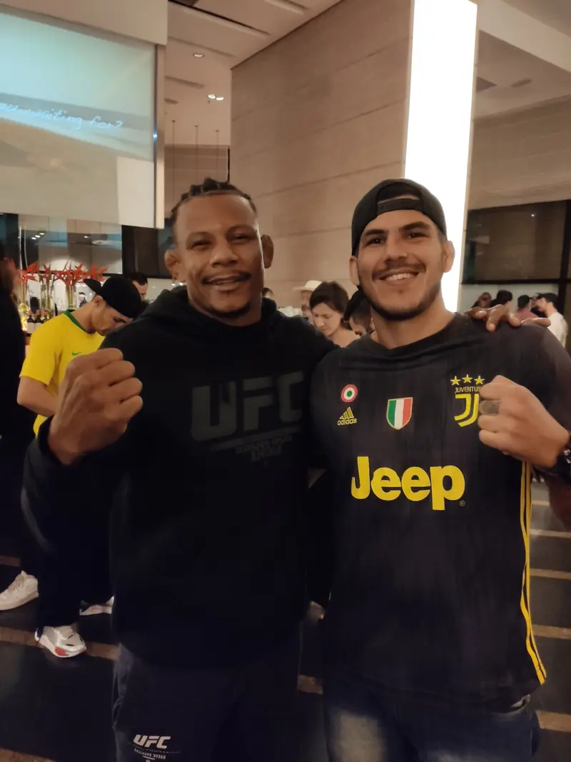 Kevem com um amigo num evento do UFC