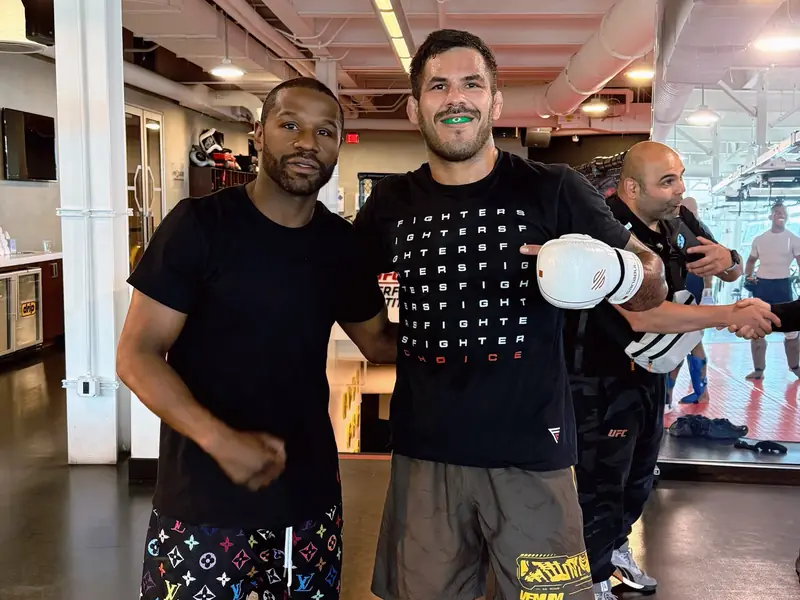 Kevem com Floyd Mayweather no Instituto de Performance do UFC
