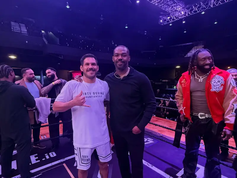 Kevem com Jon Jones dentro do ringue do DBX, depois da vitória