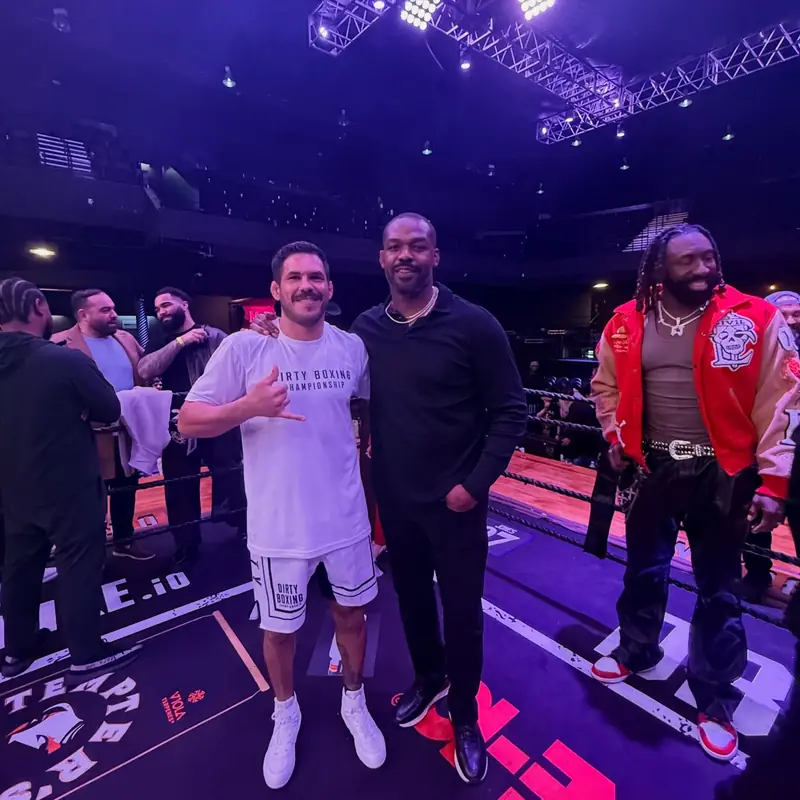 Kevem com Jon Jones dentro do ringue do DBX, depois da vitória