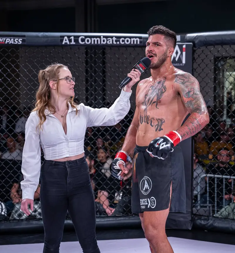 Kevem responde à entrevista dentro do cage do A1 Combat, depois da luta